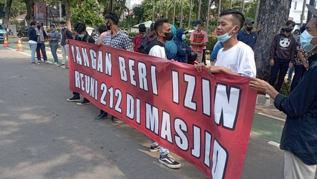 Gerakan Aktivis Mahasiswa Islam Indonesia (GAMIS Indonesia) demo di depan Balai Kota Jakarta. Foto: Fadlan/kumparan