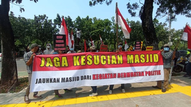Gerakan Aktivis Mahasiswa Islam Indonesia (GAMIS Indonesia) demo di depan Balai Kota Jakarta. Foto: Fadlan/kumparan
