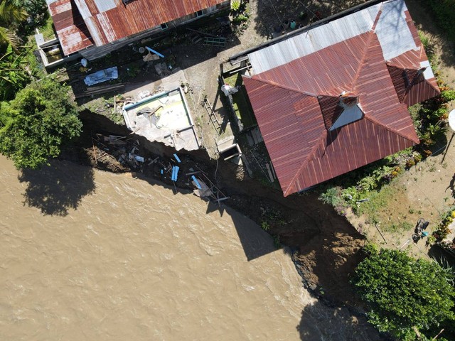 Satu rumah di kolaka utara hilang dihantam abrasi sungai. Foto: Lukman Budianto/kendarinesia.

