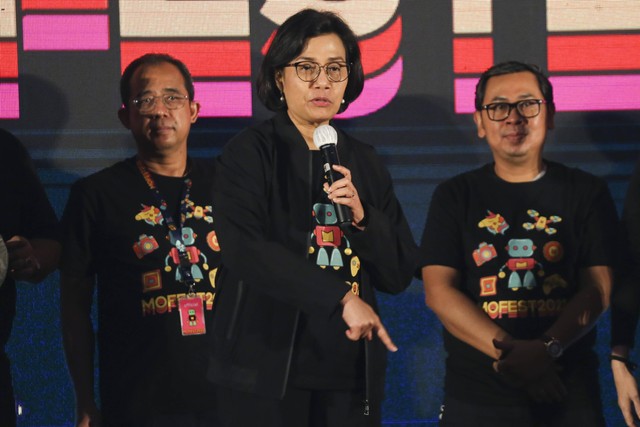 Menteri Keuangan Sri Mulyani Indrawati (tengah) didampingi Sekretaris Jenderal Kementerian Keuangan Heru Pambudi (kiri) dan Staf Khusus Menteri Keuangan Bidang Komunikasi Strategis Yustinus Prastowo (kanan) memberikan sambutan pada MOFEST 2022. Foto: Rivan Awal Lingga/Antara Foto