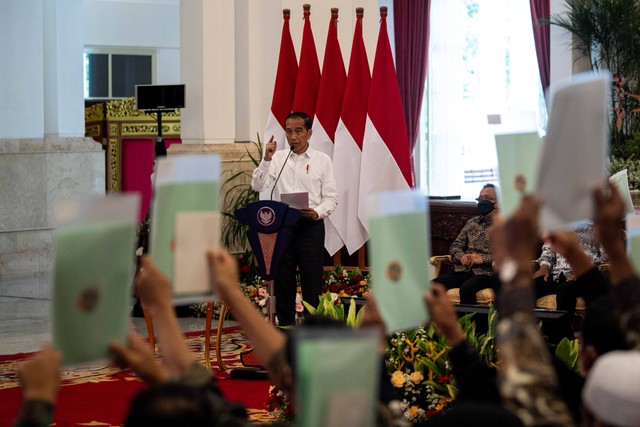 Presiden Joko Widodo menyampaikan pengarahan dalam Penyerahan Sertifikat Tanah untuk Rakyat Tahun 2022 secara Hybrid di Istana Negara, Jakarta, Kamis (1/12/2022). Foto: Sigid Kurniawan/Antara Foto