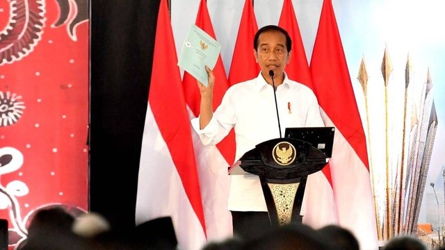 Presiden Jokowi serahkan sertifikat tanah di Sidoarjo, Senin (22/8/2022). Foto: Rusman/Biro Pers Sekretariat Presiden