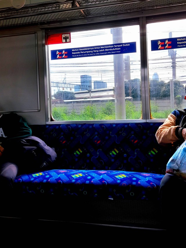 Kondisi sepi ketika di KRL. Foto: Galeri Pribadi