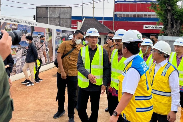 Penjabat Gubernur DKI Jakarta Heru Budi Hartoni meninjau pembangunan Sudetan Ciliwung di Jakarta Timur, Kamis (1/12/2022). Foto: Haya Syahira/kumparan