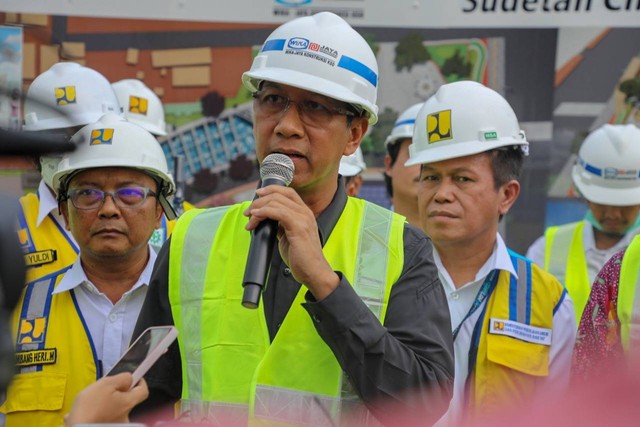 Penjabat Gubernur DKI Jakarta Heru Budi Hartoni meninjau pembangunan Sudetan Ciliwung di Jakarta Timur, Kamis (1/12/2022). Foto: Dok. Humas Pemprov