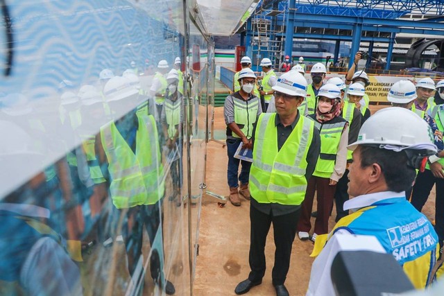 Penjabat Gubernur DKI Jakarta Heru Budi Hartoni meninjau pembangunan Sudetan Ciliwung di Jakarta Timur, Kamis (1/12/2022). Foto: Dok. Humas Pemprov