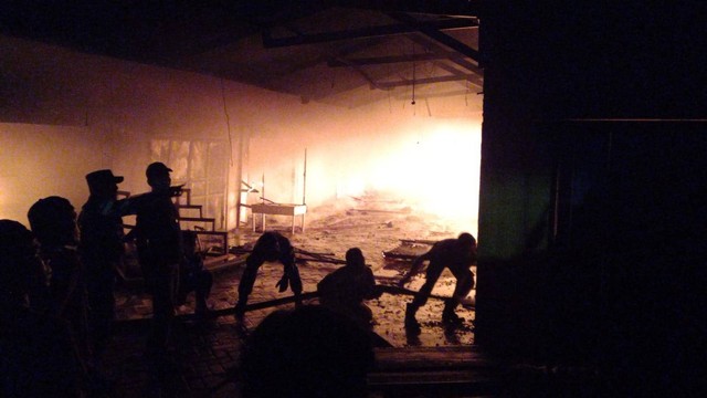 Kebakaran di Pasar Masomba Palu, Rabu malam (30/11). Foto: Tim PaluPoso