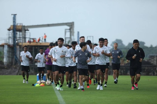 Pemain Timnas Indonesia melakoni pemusatan latihan (TC) jelang Piala AFF 2022 di Pantai Purnama, Bali, pada 28 November 2022. Foto: PSSI