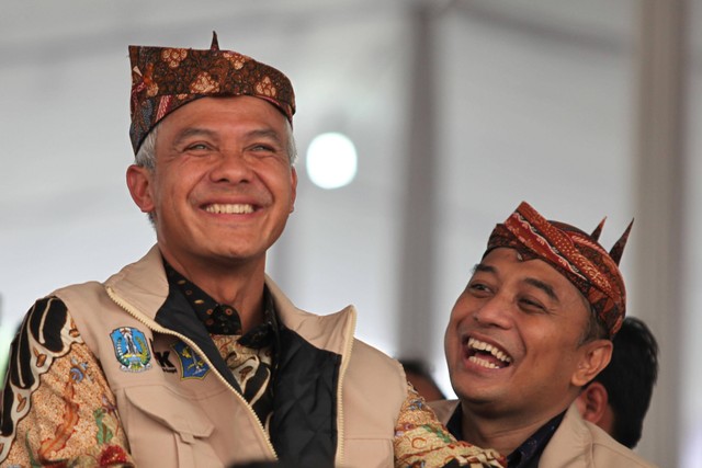 Gubernur Jawa Tengah Ganjar Pranowo (kiri) didampingi Wali Kota Surabaya Eri Cahyadi (kanan) menghadiri Road to Hakordia (Hari Antikorupsi Sedunia) di Alun-Alun Surabaya, Jawa Timur, Kamis (1/12/2022). Foto: Didik Suhartono/ANTARA FOTO