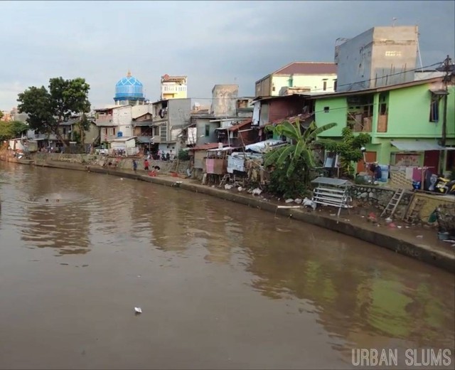 Potret lingkungan kumuh di kawasan DKI Jakarta, 26 Januari 2022. (Sumber : Youtube Urban Slums)