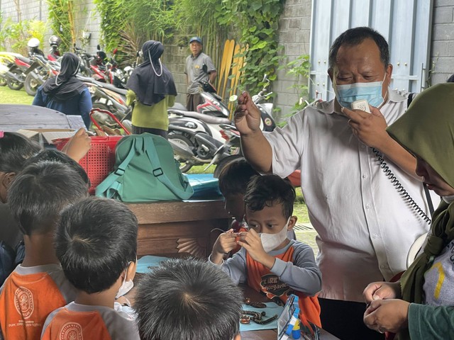 Pak Anas Memberikan arahan kepada para murid dalam proses membuat Karya.