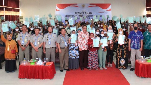 Penyerahan 500 Sertifikat Tanah Gratis di Sulawesi Tengah. Foto: Dok. Pemprov Sulteng