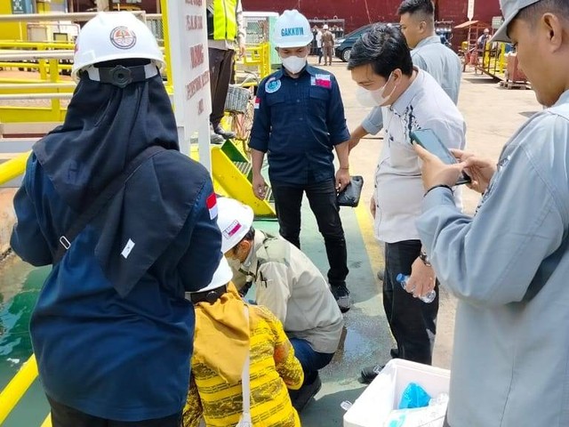 DPRD Batam menemukan tumpahan minyak hitam di dok perusahaan galangan kapal, Kamis (1/12). Foto: Rega/kepripedia.com