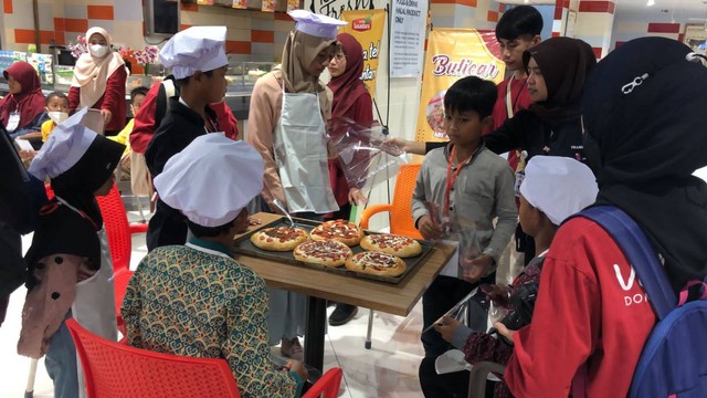 Puluhan anak yatim selepas menonton film tegar, diajak untuk belanja kebutuhannya bersama Dompet Dhuafa Jawa Barat. (Rabu, 30/11/2022)