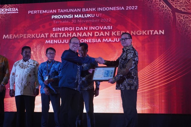 Direktur Utama PT Trimegah Bangun Persada Donald J Hermanus (kanan) saat menerima penghargaan Kie Raha Awards sebagai Contact Liaison Terkooperatif Wilayah Maluku Utara Tahun 2022 Bank Indonesia, dari Deputi Kepala Kantor Perwakilan Bank Indonesia Malut Setian (kiri), di Hotel Sahid Bela, Ternate, Rabu (30/11). Foto: Harita Group untuk cermat