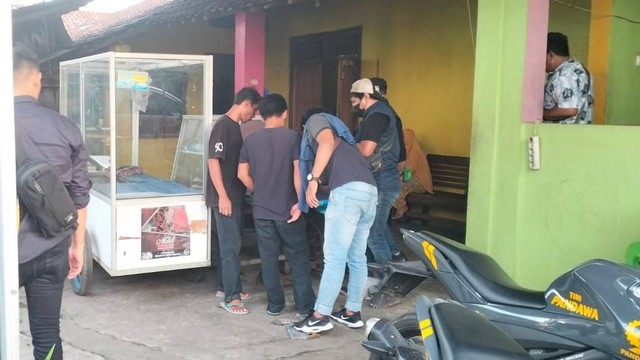 Polisi melakukan penggeledahan di rumah terduga teroris PH di Dukuh Kluyon, Baki, Sukoharjo, Kamis (01/12/2022). FOTO: Agung Santoso