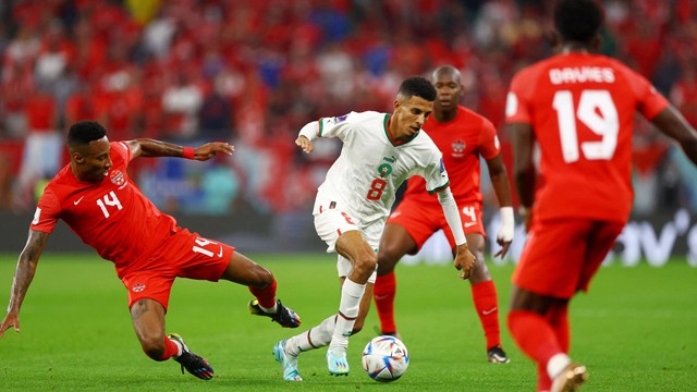 Pemain Maroko Azzedine Ounahi beraksi bersama pemain Kanada Mark-Anthony Kaye pada Piala Dunia 2022, di Stadion Al Thumama, Doha, Qatar, Kamis (1/12/2022). Foto: Lee Smith/REUTERS