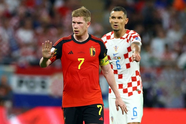 Pemain Belgia Kevin De Bruyne dan pemain Kroasia Dejan Lovren pada Piala Dunia FIFA Qatar 2022 di Stadion Ahmad Bin Ali, Al Rayyan, Qatar, Kamis (1/12/2022). Foto: Bernadett Szabo/REUTERS