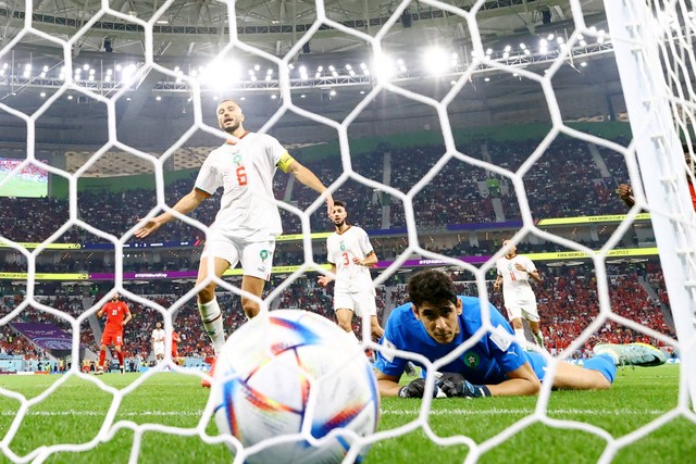 Kiper Maroko Yassine Bounou dan Romain Saiss bereaksi saat rekan setimnya Nayef Aguerd mencetak gol bunuh diri saat hadapi Kanada pada Piala Dunia 2022, di Stadion Al Thumama, Doha, Qatar, Kamis (1/12/2022). Foto: Lee Smith/REUTERS