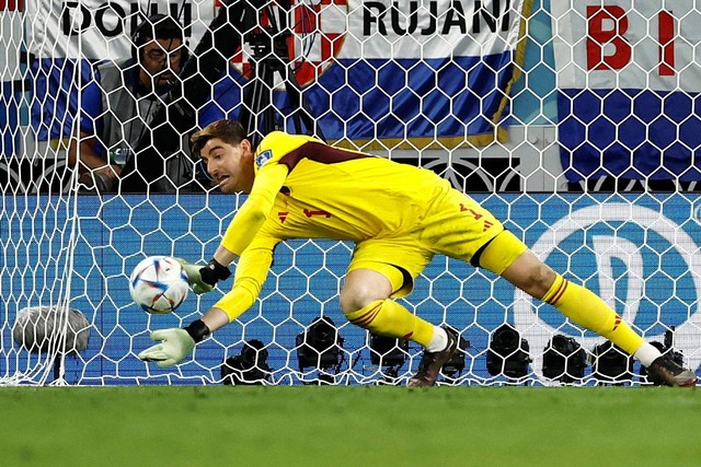 Kiper Belgia Thibaut Courtois melakukan penyelamatan bola saat hadapi Kroasia pada Piala Dunia FIFA Qatar 2022 di Stadion Ahmad Bin Ali, Al Rayyan, Qatar, Kamis (1/12/2022). Foto: Stephane Mahe/REUTERS