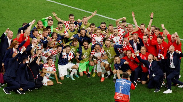 Anggota tim Kroasia berselebrasi setelah pertandingan saat Kroasia lolos ke babak 16 besar Piala Dunia FIFA Qatar 2022 di Stadion Ahmad Bin Ali, Al Rayyan, Qatar, Kamis (1/12/2022). Foto: Albert Gea/REUTERS