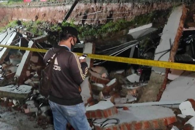 Pengecekan TKP tembok rubuh di Kantor CIMB NIAGA sektor 9 Pondok Pucung, Pondok Aren, Tangerang Selatan, oleh Kapolsek dan Team Reaksi Cepat Polsek Pondok Aren. Foto: Instagram/@humas_polsekpondokaren