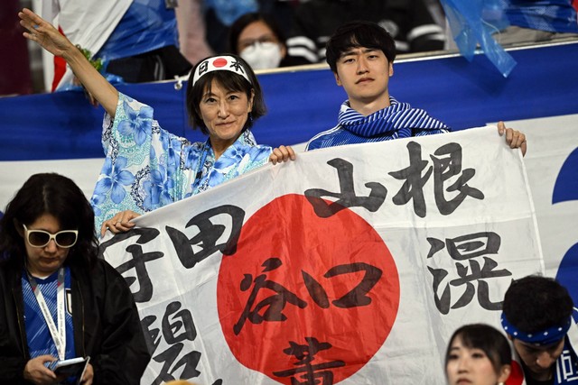 Penggemar Jepang mengibarkan bendera sebelum pertandingan Jepang vs Spanyol di Stadion Internasional Khalifa, Doha, Qatar, Kamis (1/12/2022). Foto: Dylan Martinez/REUTERS