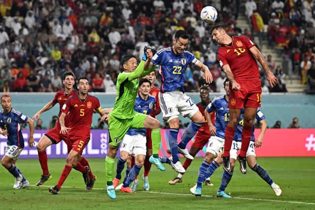 Pemain Spanyol Rodri beraksi dengan pemain Jepang Maya Yoshida dan Shuichi Gonda pada Piala Dunia 2022, di Stadion Internasional Khalifa, Doha, Qatar, Kamis (1/12/2022). Foto: Dylan Martinez/REUTERS