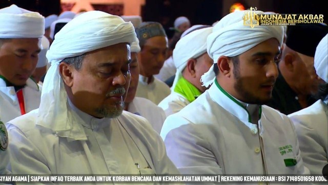 Habib Rizieq datang di acara reuni 212 di Masjid At-Tin, TMII, Jakarta Timur, Jumat (2/12/2022) dini hari. Foto: YouTube/IBTV