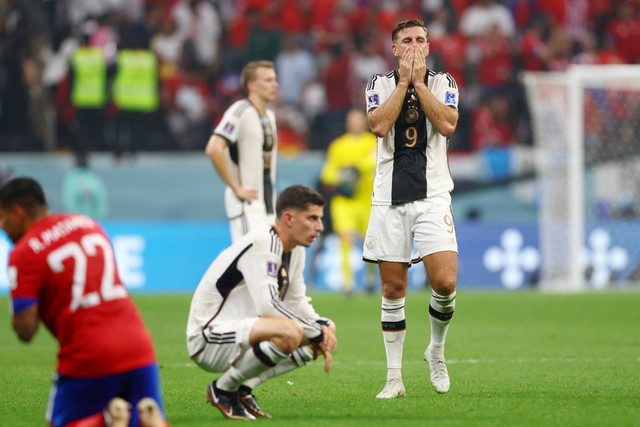Pemain Jerman Niclas Fullkrug terlihat sedih setelah pertandingan karena Jerman tersingkir dari Piala Dunia 2022, di Stadion Al Bayt, Al Khor, Qatar, Kamis (1/12/2022). Foto: Matthew Childs/REUTERS