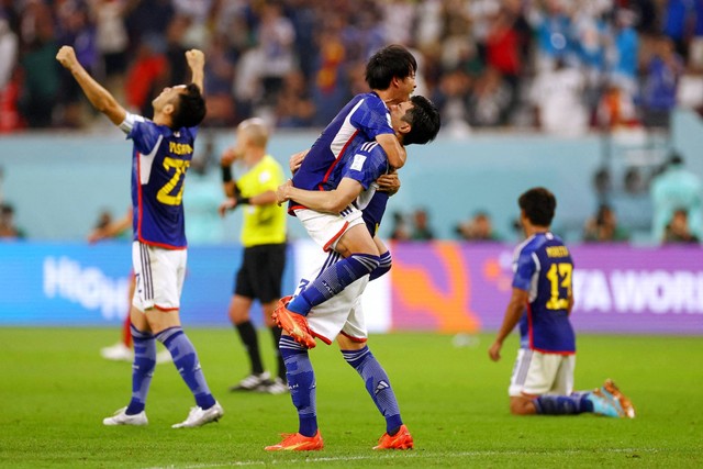 Pemain Timnas Jepang berselebrasi usai lolos ke babak 16 besar Piala Dunia 2022, di Stadion Internasional Khalifa, Doha, Qatar, Kamis (1/12/2022). Foto: Paul Childs/REUTERS
