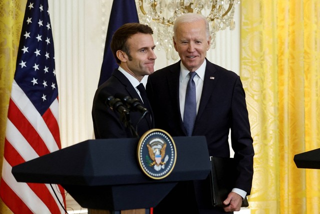 Presiden Prancis Emmanuel Macron bersama Presiden AS Joe Biden pada konferensi pers di South Lawn Gedung Putih di Washington, AS, Kamis (1/12/2022). Foto: Jonathan Ernst/REUTERS