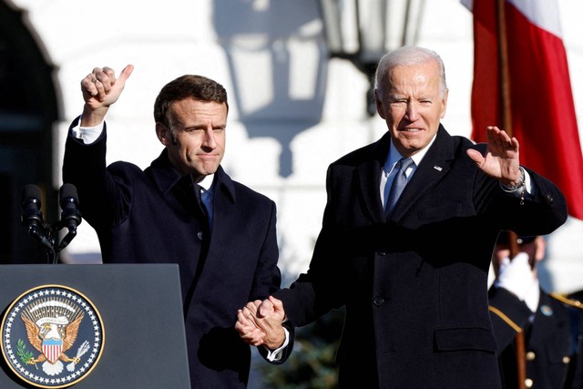 Presiden Prancis Emmanuel Macron bersama Presiden AS Joe Biden pada konferensi pers di South Lawn Gedung Putih di Washington, AS, Kamis (1/12/2022). Foto: Jonathan Ernst/REUTERS