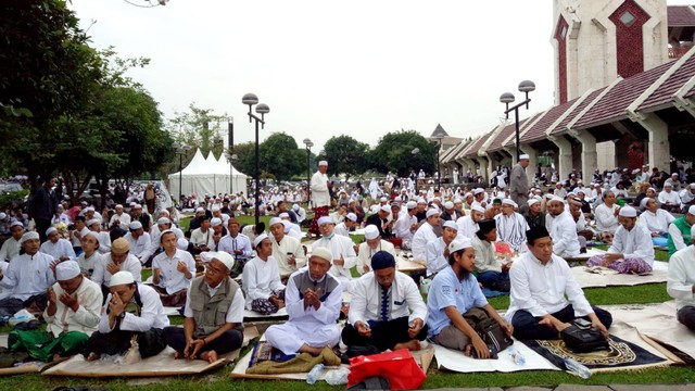 Para peserta Reuni 212 saat bermunajat meminta kebaikan kepada NKRI di Masjid At-Tin, TMII, Jakarta Timur, Jumat (2/12/2022). Foto: Ananta Erlangga/kumparan