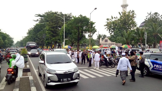 Arus lalu lintas di kawasan Masjid At-Tin, Taman Mini Indonesia Indah (TMII), Jakarta Timur, Jumat (2/12) pagi mulai dipadati kendaraan. Foto: Ananta Erlangga/kumparan