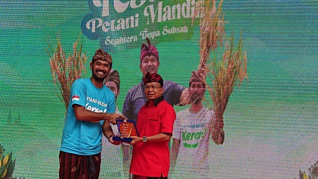 Gubernur Bali Wayan Koster bersama Founder Petani Muda Keren, AA Gede Agung Wedhatama saat pembukaan festival petani mandiri - WIB