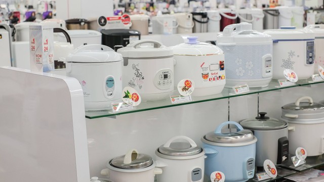 Deretan rice cooker di toko perabor elektronik. Foto: Azami Adiputera/Shutterstock