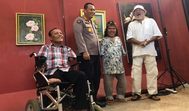 Dua Pelukis Difabel Andalan Polda Jatim dalam Ajang Police Art Festival 2022