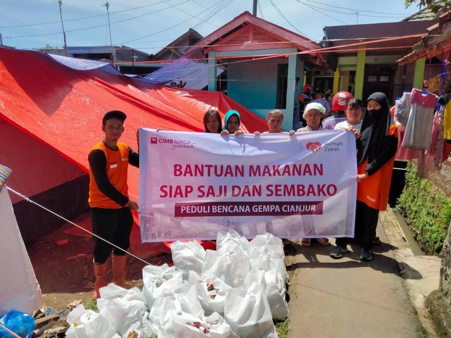 Selasa (29/11) Relawan Rumah Zakat mendistribusikan Paket Sembako untuk korban gempa Cianjur.