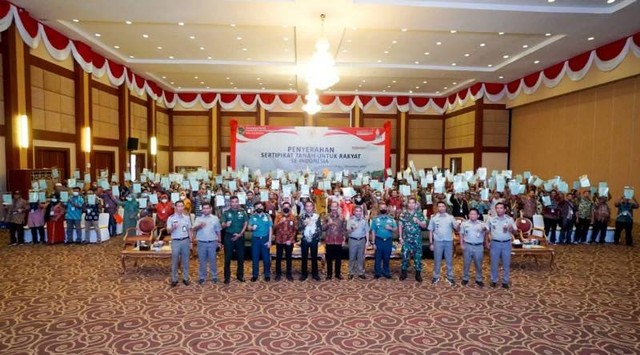 BPN menyerahkan sertifikat tanah untuk warga Tanjungpinang dan Bintan di Aula Wan Seri Beni, Dompak (Foto: Istimewa)