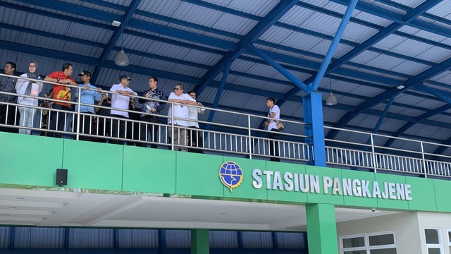 Menteri Perhubungan Budi Karya Sumadi di Stasiun Pangkajene. Foto: Moh Fajri/kumparan
