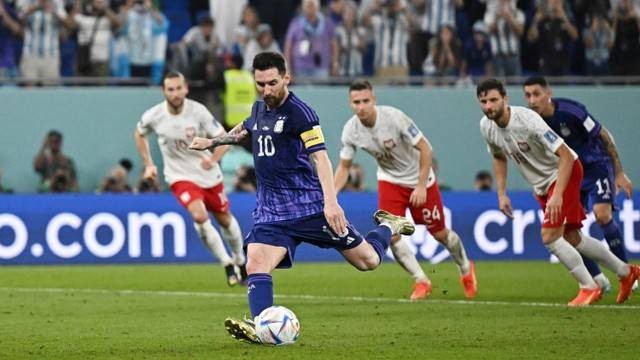 Pemain Timnas Argentina Lionel Messi  menendang penalti ke arah gawang Timnas Polandia pada pertandingan Grup C Piala Dunia 2022 Qatar di Stadion 974, Doha, Qatar. Foto: Dylan Martinez/REUTERS