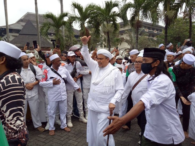 Habib Rizieq Shihab usai menghadiri Reuni 212 di Masjid At-Tin TMMI, Jakarta Timur.  Foto: Ananta Erlangga/kumparan