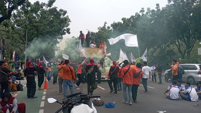 Demo Buruh Di Balai Kota DKI, Tolak UMP Rp 4,9 Juta | Kumparan.com