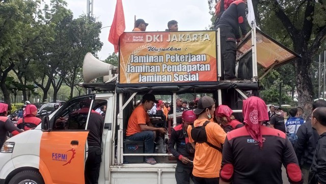 Demo buruh di depan Balai Kota Jakarta.  Foto: Fadlan/kumparan