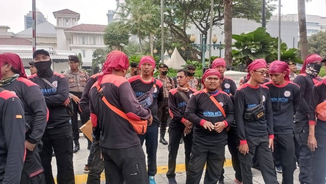 Demo buruh di depan Balai Kota Jakarta.  Foto: Fadlan/kumparan