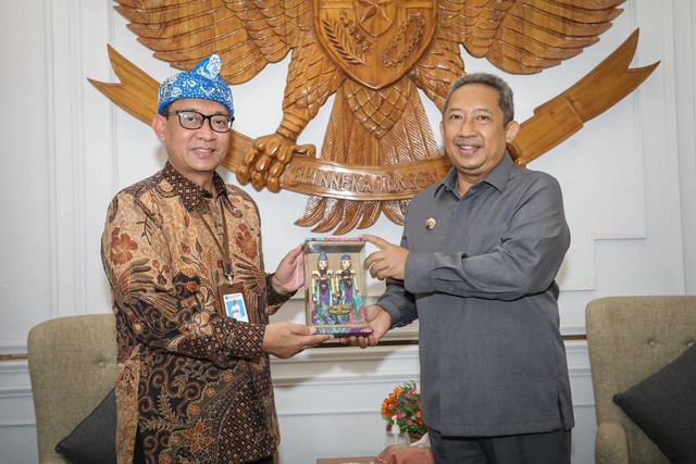 Wali Kota Bandung, Yana Mulyana saat menerima penghargaan dari Plt. Kepala Kantor Wilayah Direktorat Jenderal Perbendaharaan (DJPb) Provinsi Jawa Barat, Arif Wibawa di Pendopo Kota Bandung Jalan Dalem Kaum, Kamis 1 Desember 2022.