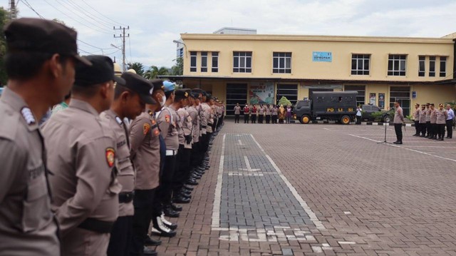 Kapolresta Banda Aceh Kombes Pol Joko Krisdiyanto memimpin apel persiapan pengamanan Anies Baswedan dan mencegah gangguan Kamtibmas menjelang Milad ke-46 GAM pada 4 Desember mendatang. Foto: Dok. Polisi