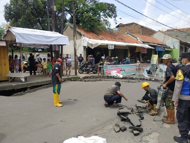 Foto 2: Jalan amblas di Jalan Raya Cibolerang, Kota Bandung pada Jumat (2/12). Dokumentasi Rachmadi Rasyad/kumparan