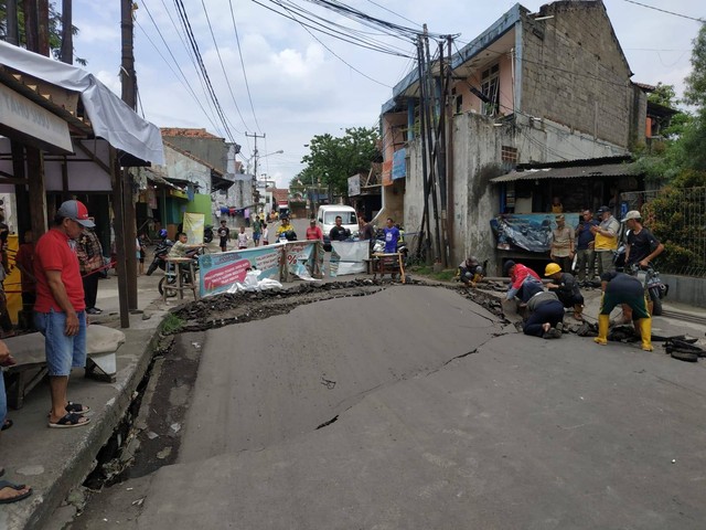 Foto 1: Jalan amblas di Jalan Raya Cibolerang, Kota Bandung pada Jumat (2/12). Dokumentasi Rachmadi Rasyad/kumparan